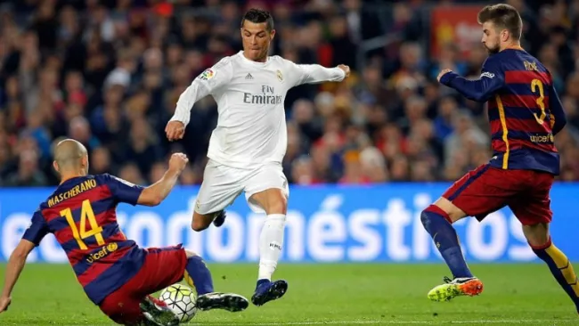 CR7 intenta un disparo frente a la marca de Piqué y Mascherano