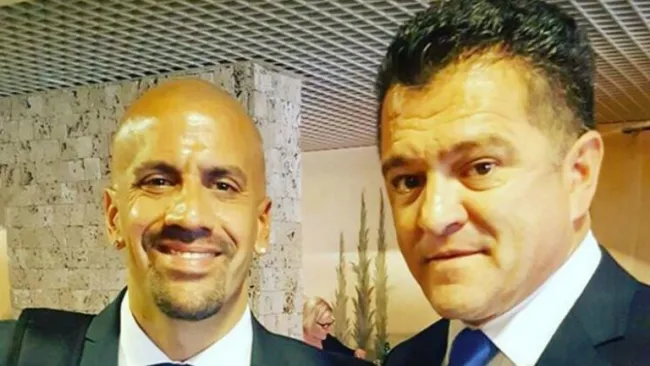 Carlos Hermosillo se toma la foto con Sebastián Verón