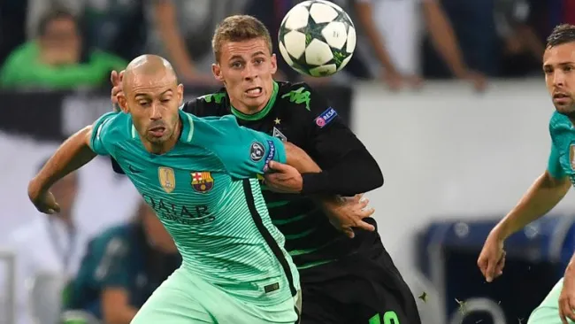 Mascherano disputa un juego de Champions con el Barcelona