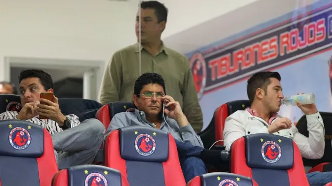 Kuri Grajales, junto a la directiva de los Tiburones Rojos