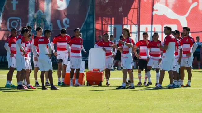 Almeyda dialoga con jugadores de Chivas en un entrenamiento