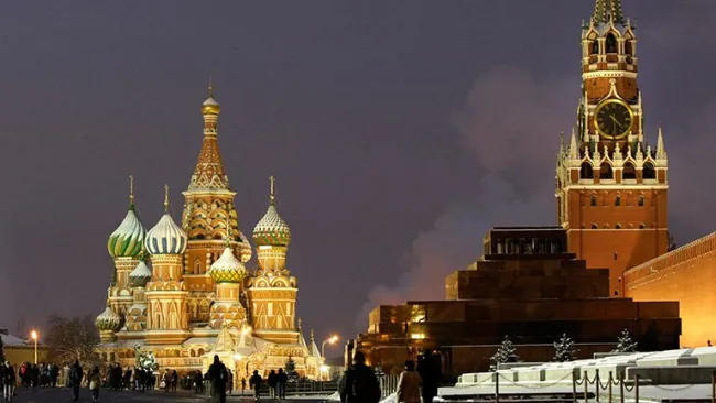 Personas caminan en la Plaza Roja con la Catedral de San Basilio al fondo