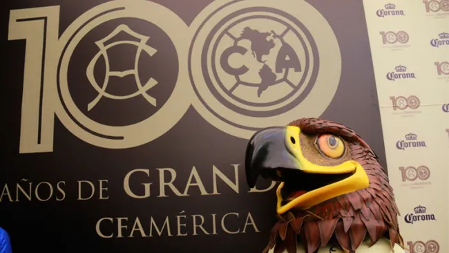 Mascota del América, durante una presentación