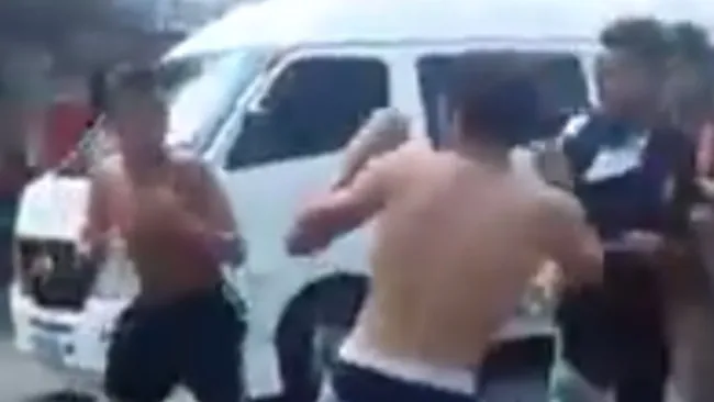 Foto de los jóvenes peleando en la calle