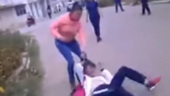 La mujer golpeando a la alumna del CeCyTE en Tlaxcala