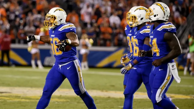 Los jugadores de los Cargadores celebran una jugada de la defensiva