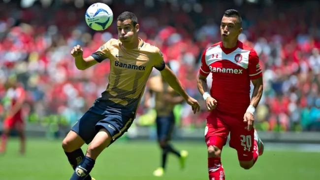 Gerardo Alcoba pelea un balón con Fernando Uribe