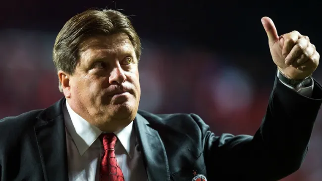 Piojo Herrera saluda a la afición de Tijuana