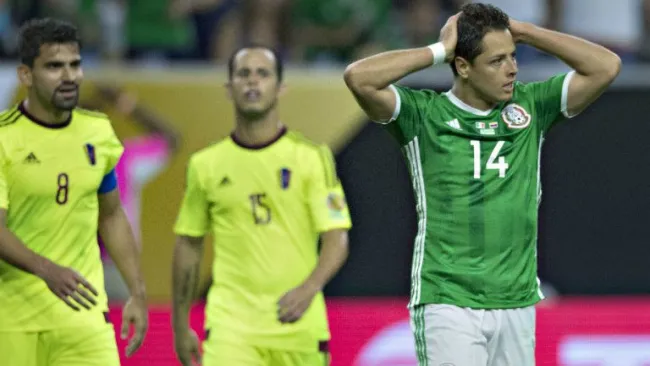 Chicharito se lamenta en un partido contra Venezuela