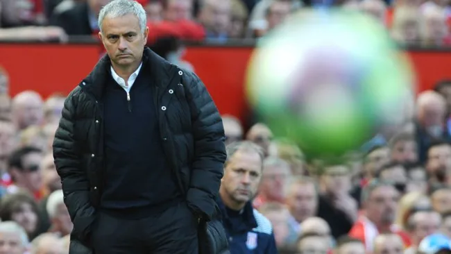 José Mourinho observa el esférico en duelo del Manchester United