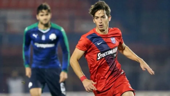 Arce durante un juego con el Veria de Grecia