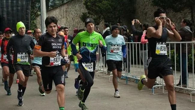 Varios competidores salen de la meta en una carrera en el Desierto de los Leones
