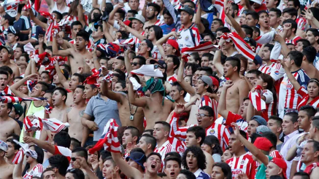 Afición rojiblanca en el Estadio Chivas