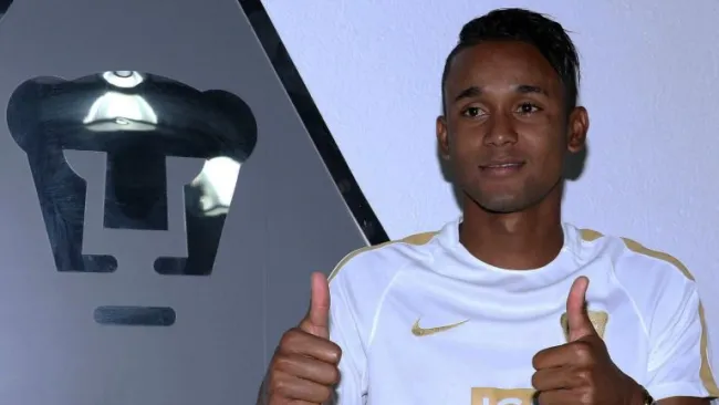 Fidel Martínez posa junto al escudo de Pumas 