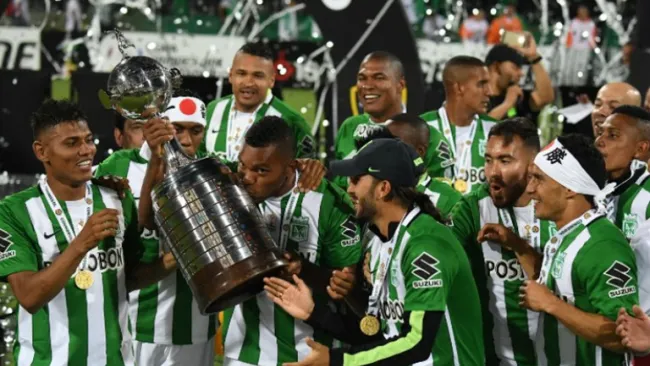Los jugadores de Atlético Nacional levantan el trofeo de la Copa Libertadores