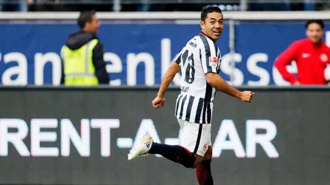 Marco Fabián festeja después de anotar contra el Bayern Munich