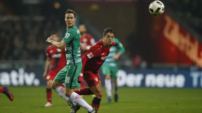 Chicharito, en la disputa por el esférico con Moisander