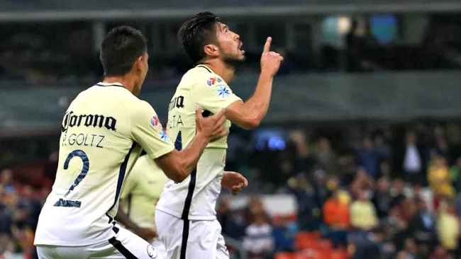 Oribe Peralta celebra anotación en el partido contra Veracruz