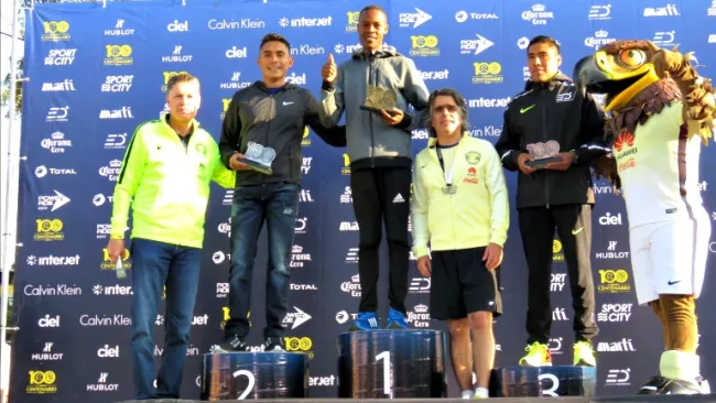 Ganadores de la carrera del Centenario del América suben al podio
