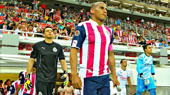 Carlos Salcido sale a la cancha en el partido contra Morelia