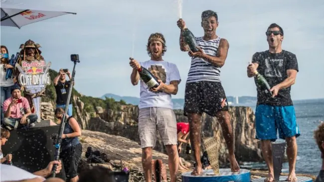 Sergio Guzmán (centro) en el podio junto a Steven LoBue y Garay Hunt