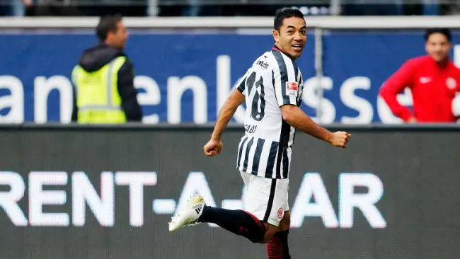 Marco Fabián celebra su tanto frente al Bayern en Bundesliga