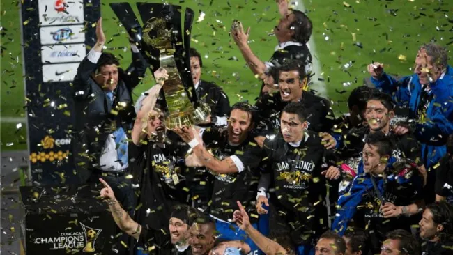 Los jugadores de Cruz Azul levantan la copa de Campeones de Concachampions