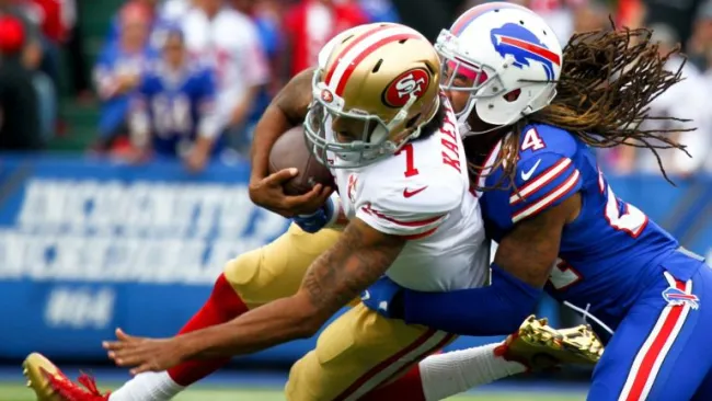 Colin Kaepernick es abordado por Stephon Gilmore en el juego entre 49ers y Bills