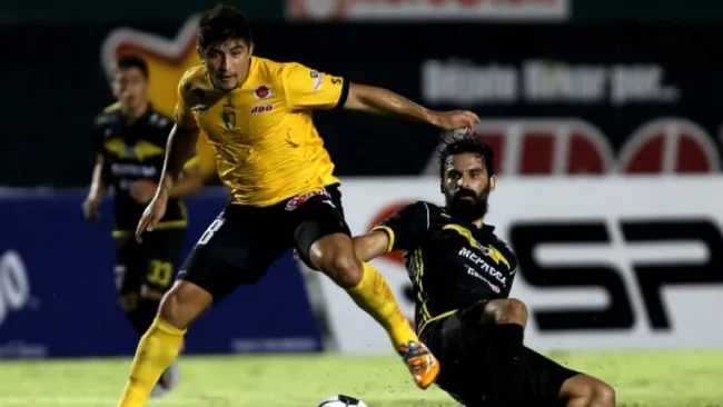 Briceño controla un balón durante un partido