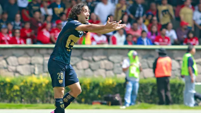 Matías Britos le reclama al árbitro