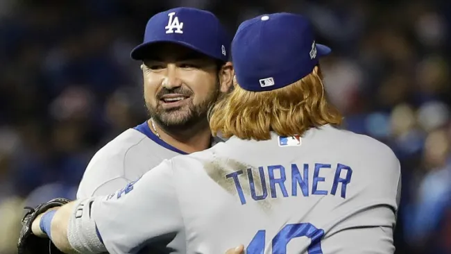 Adrián González celebra con Turner su Home Run