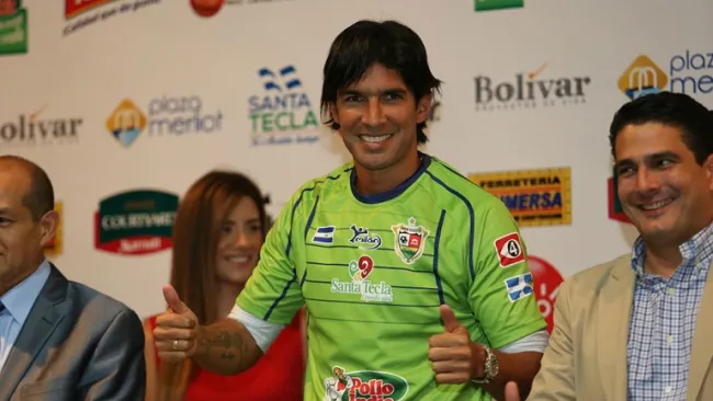 Sebastián Abreu en su presentación con el Santa Tecla