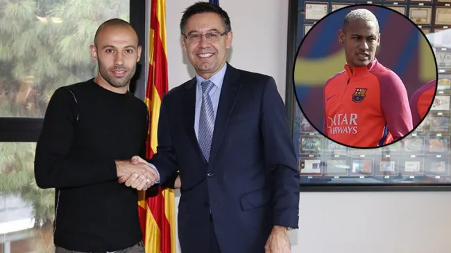 Mascherano estrecha la mano de Bartomeu