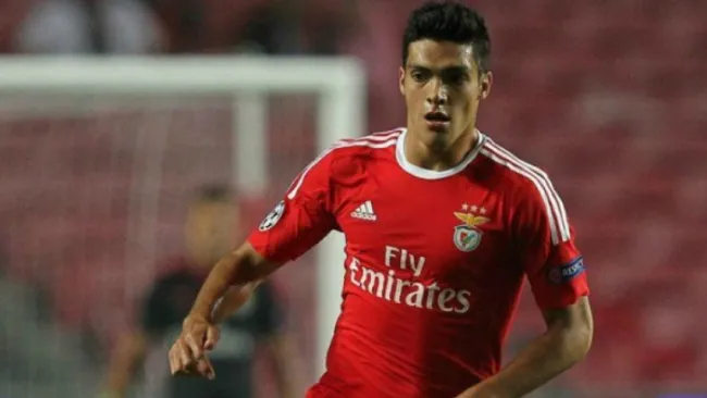 Raúl Jiménez disputa un encuentro con las Águilas