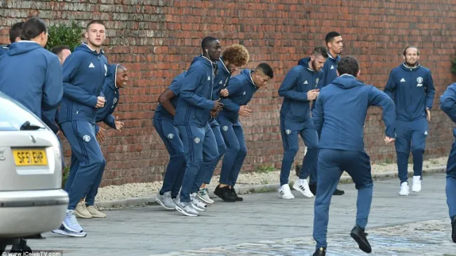 Manchester United entrena en un estacionamiento 