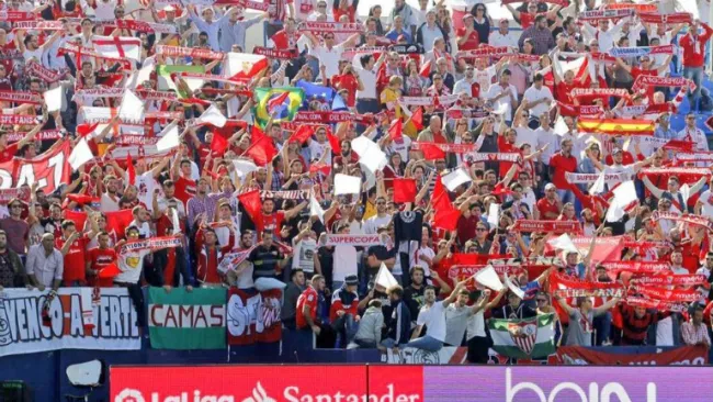 Afición del Sevilla apoyando a su equipo en Liga española