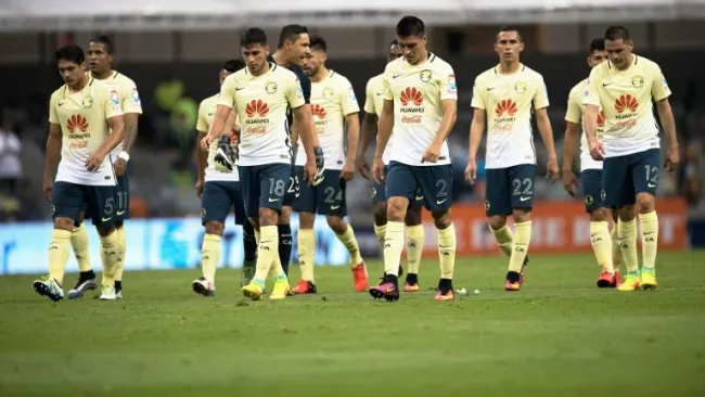 Jugadores de América caminan cabizbajos tras la derrota 