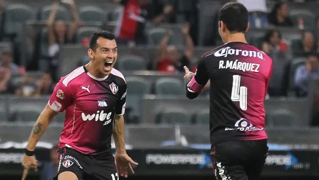 Arreola y Márquez festejan gol contra Gallos Blancos 