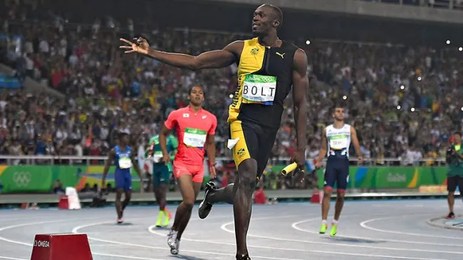 Usain Bolt festeja al ganar su tercer Oro en Río 2016