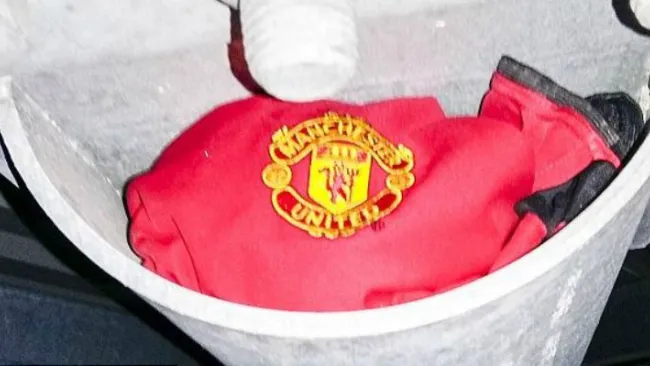 La playera del Manchester United colocada por el trabajado en una viga de Anfield
