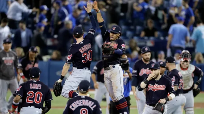 Los jugadores de Cleveland celebran tras vencer a Toronto