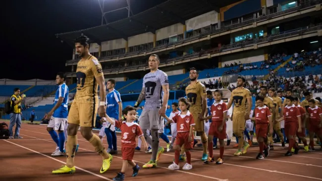 Los jugadores de Pumas saltan al campo para un duelo de Concachampions
