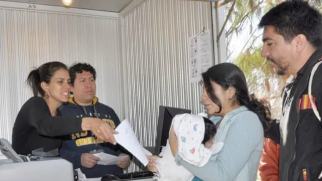 Unos padres registran a su hijo ante la ley