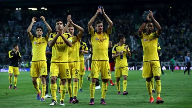 Jugadores del Dortmund agradecen a su afición después del partido contra el Sporting