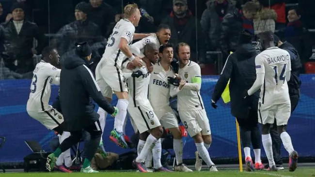 Jugadores del Mónaco festejan el gol del empate