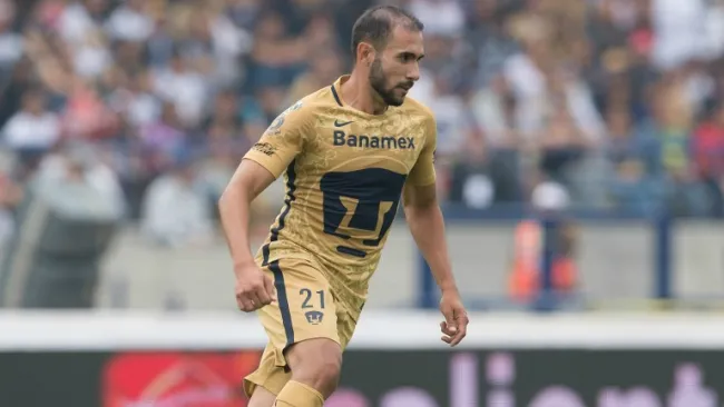 Alejandro Castro en un partido de Pumas