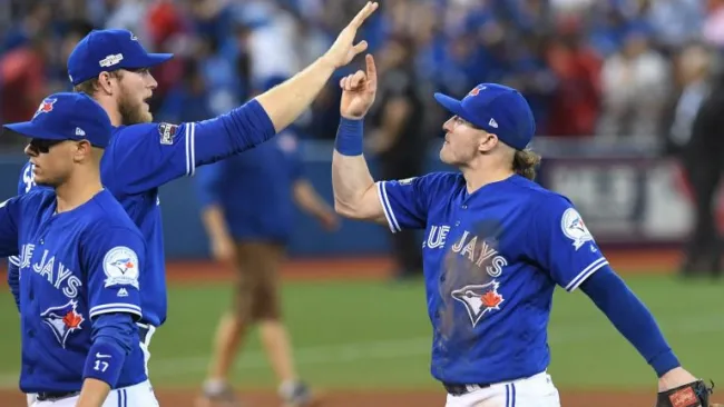 Jugadores de los Azulejos festejan tras el triunfo 