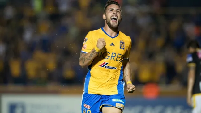 Andy Delort festeja su gol con Tigres