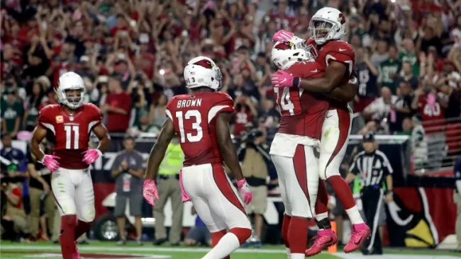 Jugadores de los Cardenales festejan un touchdown