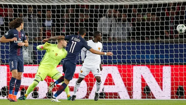 Di María observa cómo se mete su disparo a las redes del Basel